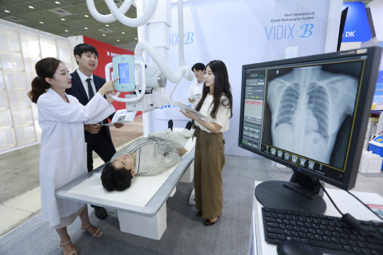 21일 서울 삼성동 코엑스에서 열린 'K-Hospital Fair 2019(국제병원의료기기산업박람회 2019)')에서 JW메디칼 직원이 자체 기술로 개발한 국산 디지털 엑스레이 '비딕스 비(VIDIX B)'를 소개하고 있다. JW홀딩스 제공